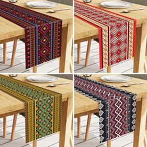 Dettaglio di quattro runner da tavola in lino stile messicano con motivi geometrici colorati.