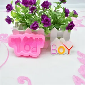 Detailopname van roze 'birthday BOY' siliconen mal voor fondant en chocolade decoratie