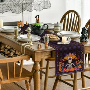Chemin de table Jour des Morts avec imprimé crânes et fleurs sur lin violet