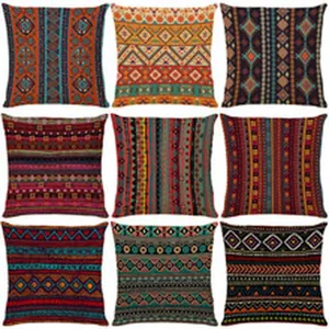 Set di nove federe per cuscini in stile messicano bohémien con vivaci motivi geometrici.