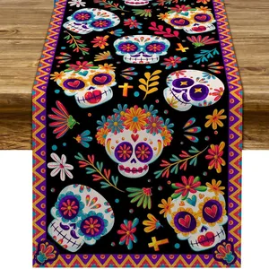 Primer plano del camino de mesa mexicano del Día de Muertos con calaveras y flores.