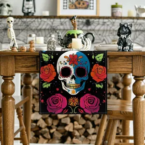 Chemin de table en lin de qualité avec crâne en sucre coloré et roses pour la fête.