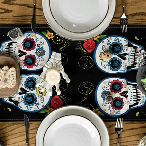 Détail du chemin de table en lin Jour des Morts avec tête de mort et motifs floraux