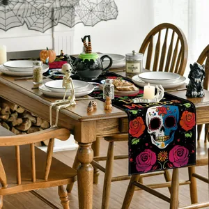 Chemin de table en lin Jour des Morts avec imprimé tête de mort et fleurs sur table