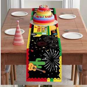 Detailweergave van Mexicaanse tafelloper met vuurwerk en gitaarmotieven