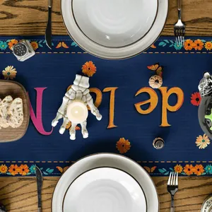 Détail de vue de dessus du chemin de table en lin Jour des Morts avec motifs floraux
