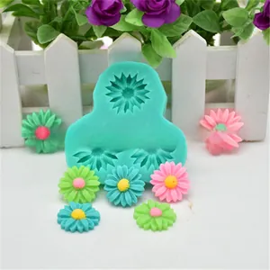 Detailweergave van madeliefje siliconen mal met afgewerkte kleurrijke bloemen