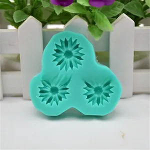 Detailopname van de siliconen mal met drie zonnebloemen voor taartdecoratie en DIY