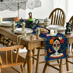 Chemin de table en lin Jour des Morts avec imprimés colorés de têtes de mort et fleurs.