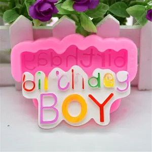 Detailoverzicht van roze siliconen wolkvorm voor Birthday Boy taartversieringen