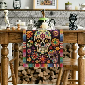 Vue détaillée de l'imprimé crâne de sucre mexicain et fleurs sur chemin de table