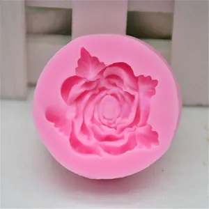 Gedetailleerde opname van een roze siliconen mal in de vorm van een roos voor taartdecoratie