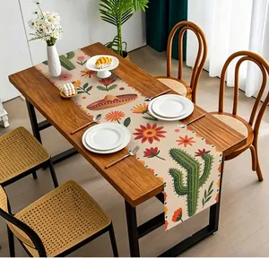 Detailansicht eines mexikanischen Tischläufers mit Kaktus- und Blumenmustern in Esszimmerumgebung.