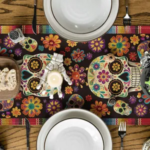 Vue détaillée du chemin de table en lin avec des motifs colorés de têtes de mort mexicaines.