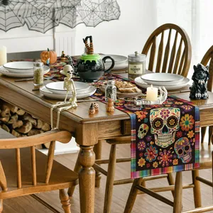 Chemin de table en lin Jour des Morts avec motifs de têtes de mort et fleurs colorées.