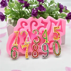 Macro-detailweergave van roze siliconen nummervorm met kleurrijke fondant-decoraties