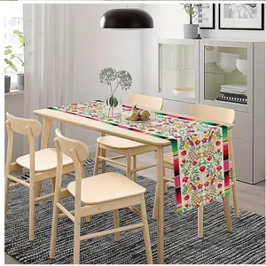 Farbenfroher mexikanischer Tischläufer mit Blumenmustern auf einem Holztisch im Esszimmer
