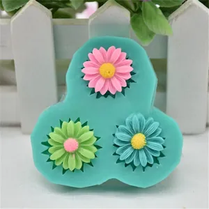 Detailweergave van 3-gaats madeliefje siliconen mal voor fondant en taartdecoratie