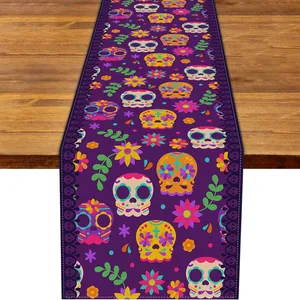 Detalle de camino de mesa Día de los Muertos con calaveras coloridas y motivos florales