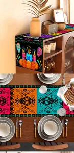 Detailansicht des Day of the Dead Tischläufers mit Totenkopf- und Kerzenmustern