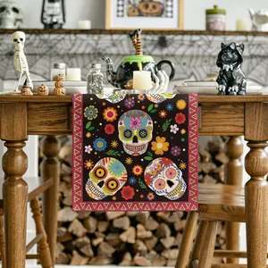 Chemin de table Jour des Morts mexicain avec motifs de têtes de mort et fleurs.