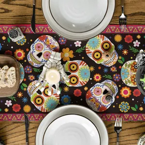 Vue de dessus d'un chemin de table mexicain Jour des Morts avec motifs de crânes colorés