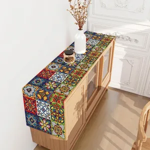 Vista dettagliata del runner da tavolo con motivi di piastrelle messicane su mobile in legno.