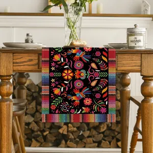 Chemin de table mexicain du Jour des Morts avec motifs d'oiseaux et de fleurs.