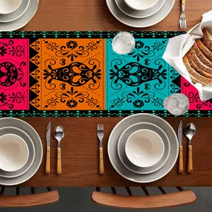 Mexikanischer Day of the Dead Tischläufer mit bunten Totenkopfmustern für Esstische