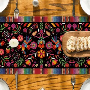 Gros plan d'un chemin de table mexicain du Jour des Morts avec des motifs floraux vifs