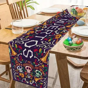 Chemin de table en lin Jour des Morts avec imprimé crâne et fleurs sur table de salle à manger
