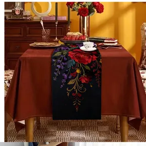 Exquisiter floraler Tischläufer mit leuchtend roten und lila Blüten auf schwarzem Stoff