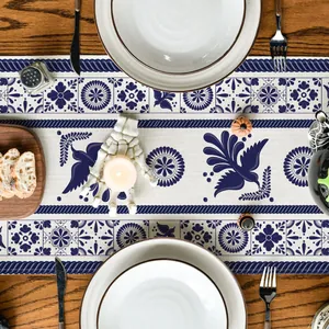 Vue détaillée d'un chemin de table en lin aux motifs bleus du Jour des Morts
