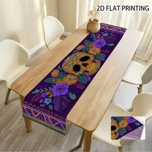 Dettaglio di un runner da tavola con teschio messicano e stampa floreale viola in 2D.