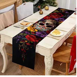 Eleganter Tag der Toten Tischläufer mit Blumen und Zuckerschädel auf weißem Esstisch