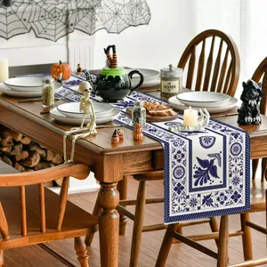 Chemin de table du Jour des Morts bleu et blanc avec motif d'oiseaux et de fleurs