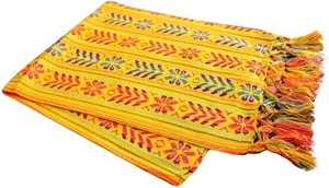 Vue détaillée d'un chemin de table mexicain aux rayures colorées et aux pompons frangés