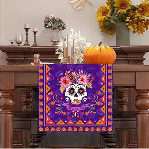 Dettaglio del runner da tavola messicano Day of the Dead viola con teschio
