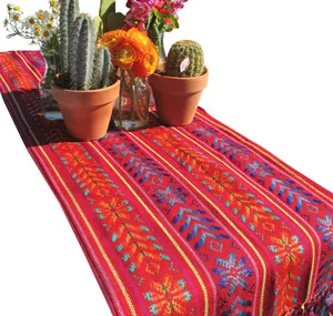 Vue détaillée d'un chemin de table mexicain avec des motifs géométriques floraux colorés