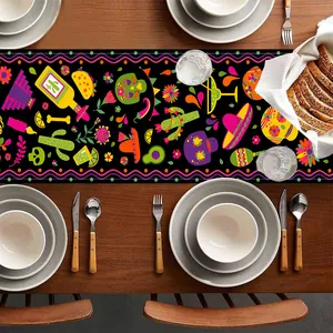 Chemin de table mexicain Jour des Morts avec motifs crânes et cactus sur table en bois