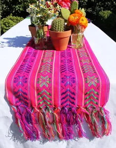 Chemin de table mexicain vibrant avec rayures colorées et pompons pour la fête