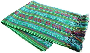 Vue détaillée d'un chemin de table mexicain traditionnel avec rayures colorées et glands