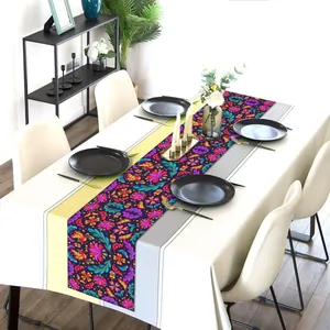 Camino de mesa mexicano Día de los Muertos con flores sobre mantel crema