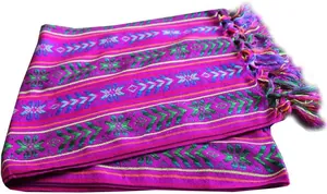 Détail d'un chemin de table mexicain avec rayures colorées et franges nouées à la main