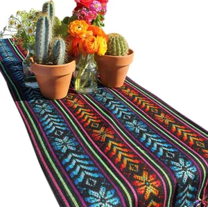 Chemin de table mexicain vibrant avec motifs tissés colorés traditionnels et glands décoratifs
