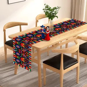 Detalle del camino de mesa mexicano del Día de los Muertos con motivos de flores y calaveras