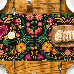 Camino de mesa mexicano con motivos de flores y pájaros en una escena de comedor