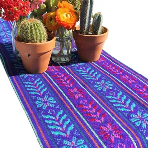 Superbe chemin de table mexicain aux motifs floraux tissés à la main sur fond violet.