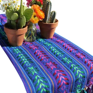 Chemin de table mexicain coloré avec motifs tissés et glands pour décoration de fête