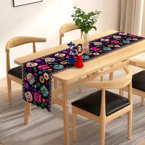 Camino de mesa vibrante del Día de los Muertos con calaveras de azúcar y flores decorativas